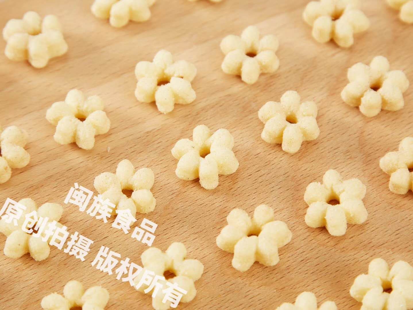 Easy for eat baby puffs with flowers shape for imagimation